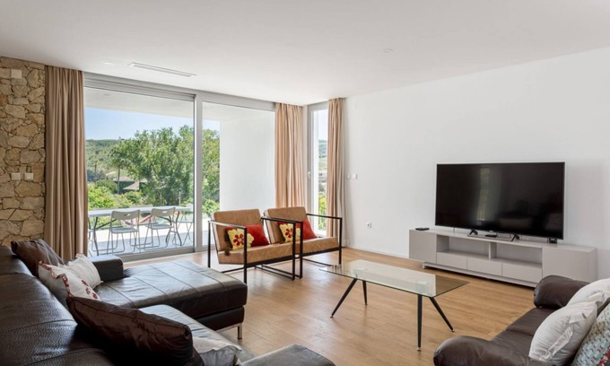 Alenquer Villa | JOIVY Exquisite villa w/ Pool & Parking