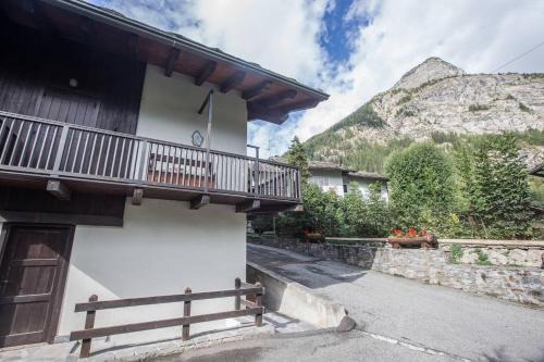 Dolonne Apartamento | JOIVY Idyllic Flat for 7 with Free Parking Close to Ski Lift