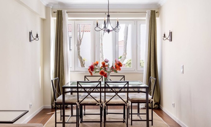 Carcavelos Apartamento | JOIVY Impressive 2-bed flat near the beach