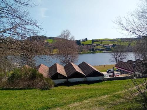 Saint-Remy-Sur-Durolle Casa | Joli Gîte Fushia Au Bord Du Lac