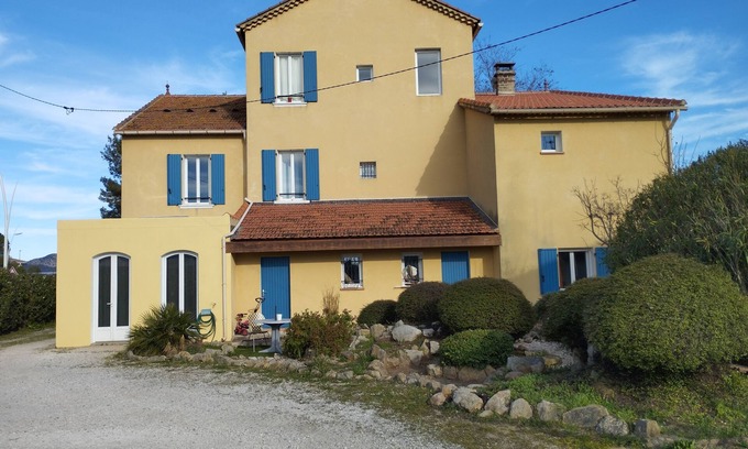 Le Pradet Apartamento | Joli T1 , 36m2, sur Terrain de 1700m2, Proche Commerces et Plages