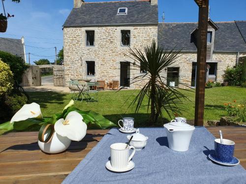 Guisseny Casa | Jolie maison en pierre avec grand jardin pour 6