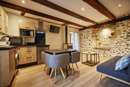 Sainte-Eulalie-d'Olt Casa | Jolie maison deux chambres et canapé-lit #au cœur du village#