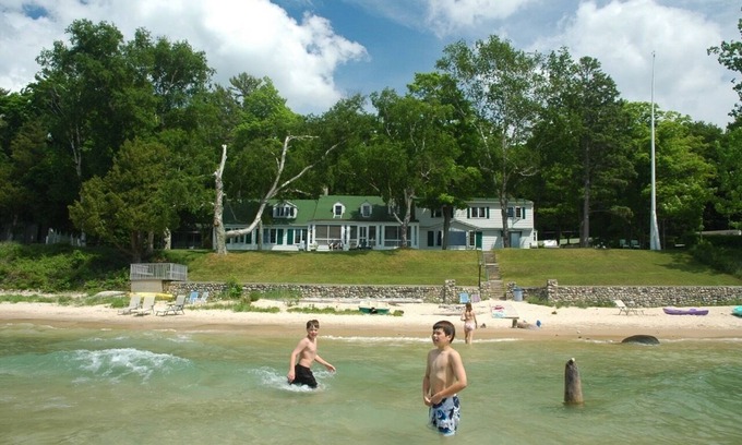 Lake Leelanau Condominio | "Big Blue" Leland Beach Condo en The Jolli-Lodge
