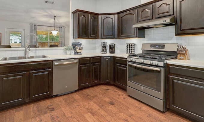 Milwood Casa | 'Jollyville Jewel' Pet-friendly, w/yard, work space, near Domain