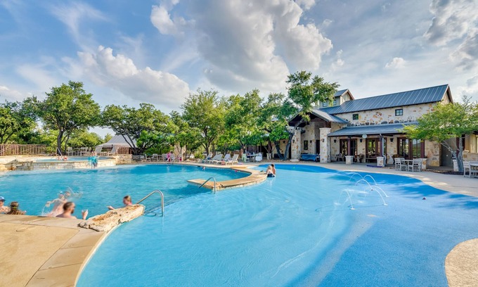 Jonestown Condominio | Jonestown Condo on Lake Travis w/ Community Pool!