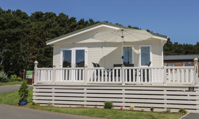 Cayton Bay Cabina | Jonstone Pines Lodge at Cayton Bay Holiday Park