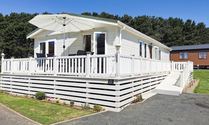 Cayton Bay Cabaña | JONSTONE PINES, pet friendly, country holiday cottage in Scarborough