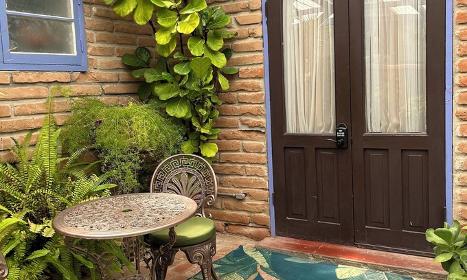 Mesilla Apartamento | Josefinas Queen Suite in Mesilla Plaza