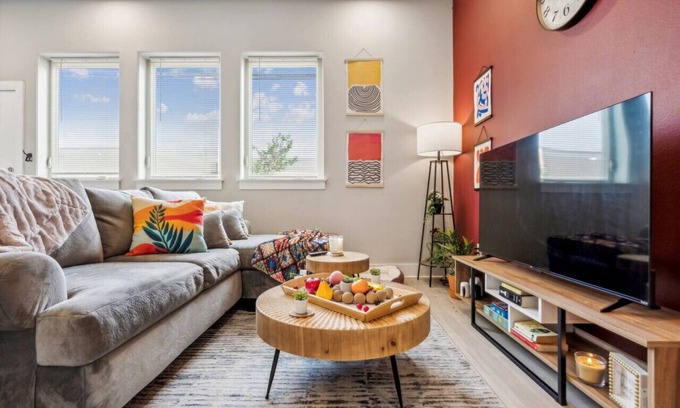 Fort Worth Apartamento | Joyful 1BD: Pleasant, Warm & Close to the Action!