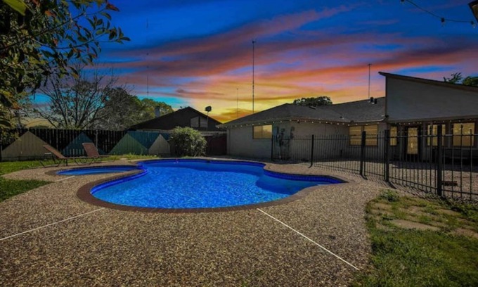 Missouri City Casa | Joyful Hawaii Amazing Pool 4BRs Home in Missouri city- super highway accessible