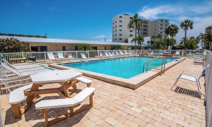 Siesta Key Apartamento | JR 42 · Jamaica Royale #42- 3 Heated Pools On The Beach!