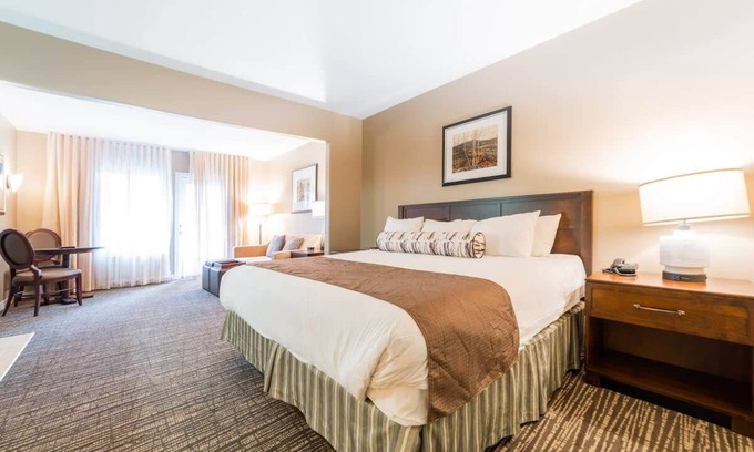 Oro-Medonte Apartamento | Jr Club Suite: Kitchenette, Pool, HotTub, Gym, BBQ