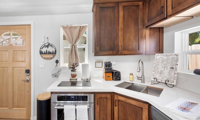 Julian Apartamento | Julian Cafe Couples Cottage - Breakfast Included at The Julian Cafe & Bakery!
