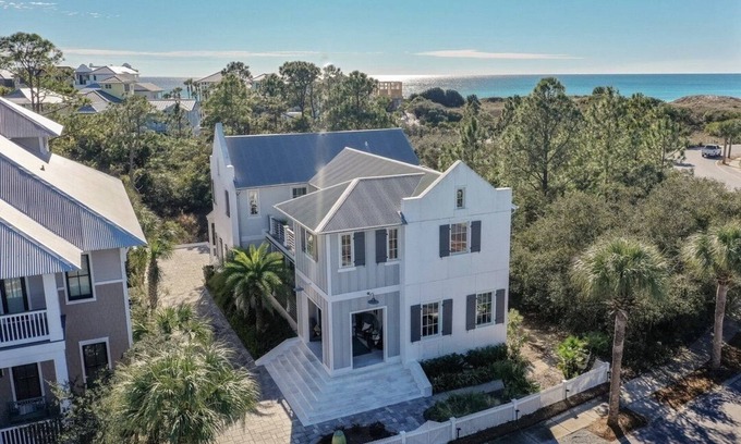 Sunnyside Casa | July 19-Aug 2 Open High end open-concept home, with 3 king beds