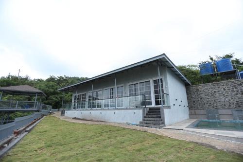 Kadadhe Complejo | Jumbo Paradise 1 BHK Luxury Lake View Cottage