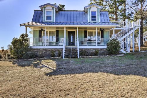 Howard Casa | Junction City Home Large Yard and Deck!