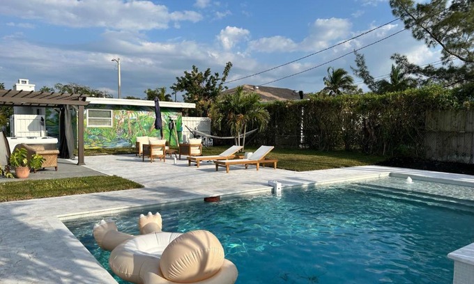 Lake Worth Casa | Jungle Cottage with luxury pool, hot tub and more!