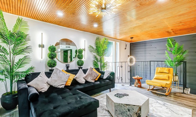 Montrose Casa | Jungle Midtown Oasis