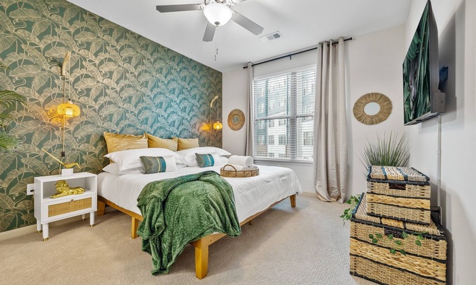 Great Lakes Apartamento | Jungle on the Square – Luxury 1BR w/ Rooftop Lounge, Pool & Gym Access