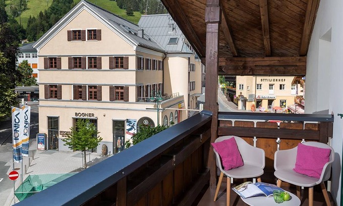 Zell am See Hotel | Junior Suite, ducha o baño, WC, sala de estar / dormitorio - Zum Hirschen, Hotel