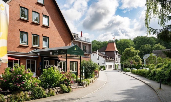 Hasseldieksdamm Casa | Junior Suite, shower, WC, living room/bedroom - Hotel Birke
