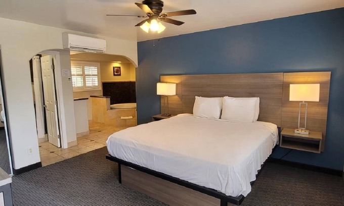 Downtown Hotel | Junior Suite with a Jetted Tub