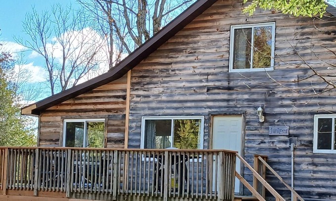 North Frontenac Cabina | Juniper Cabin- Waterfront retreat on Mosque Lake