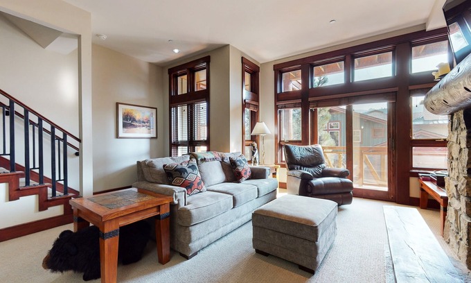 Mammoth Lakes Cabina | Juniper Crest 6 3 Bedroom Townhouse by RedAwning