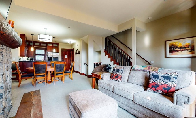 Mammoth Lakes Casa | Juniper Crest 6 Luxury Home, Walk to Eagle Lodge and Gorgeous Mountain Views by RedAwning