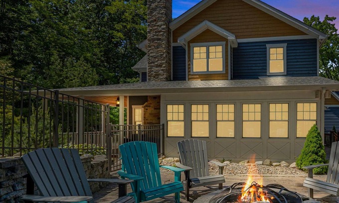 New Buffalo Casa | Juniper Presents: Gorgeous Award-winning home w/ Pool, HotTub, Priv Screening Rm
