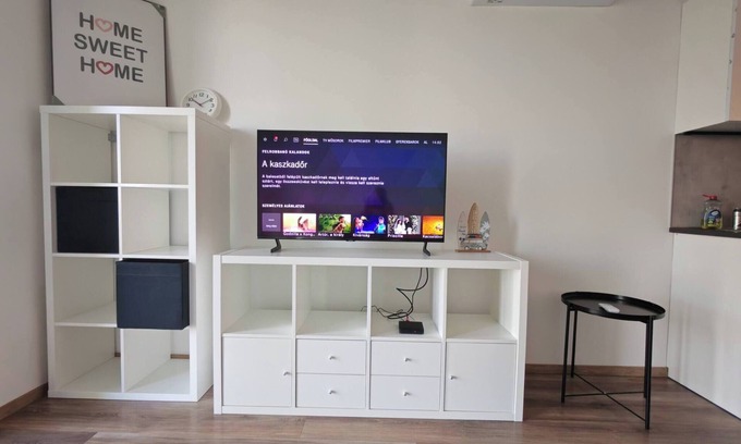 Kecskemet Apartamento | Juniper Studio cerca de supermercados