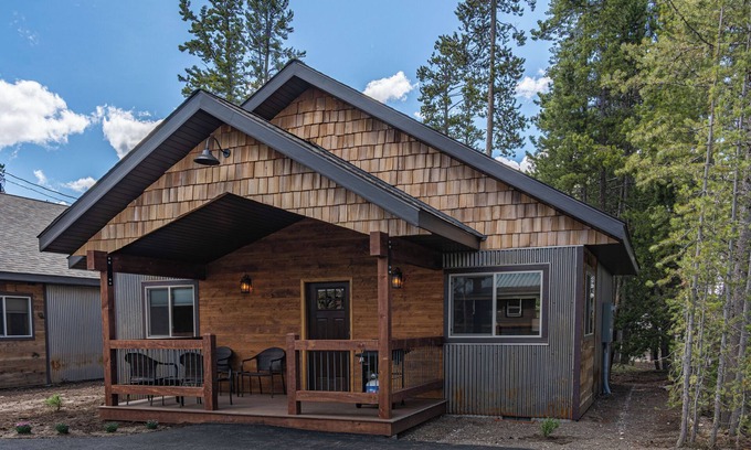 West Yellowstone Cabina | Just 5 blocks from Yellowstone, this 2 bedroom cabin has A/C!