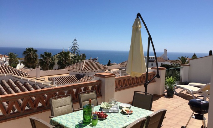 Chimenea Apartamento | Apartamento en Nerja cerca de la playa de Burriana, piscina, gran terraza, vista panorámica al mar