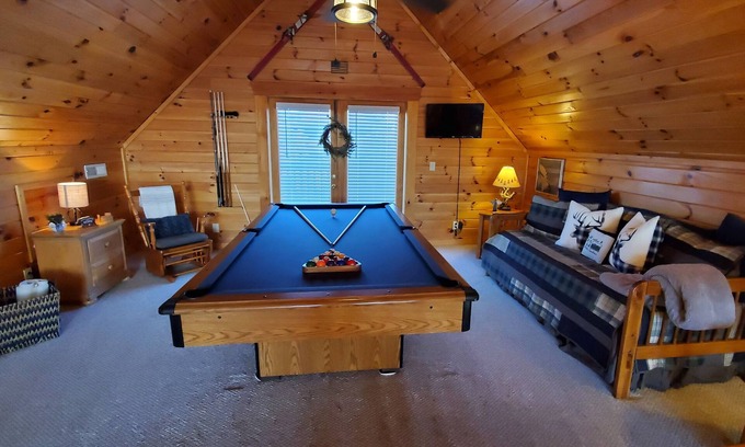 Sevierville Cabina | Just Because~Modern Smoky Mountain Cabin~Private Hot Tub~Pool Table~Games