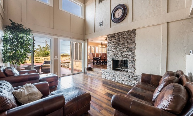 Sunrise Manor Casa | Just in time for SUPER BOWL! Mansion with Luscious Strip Views!