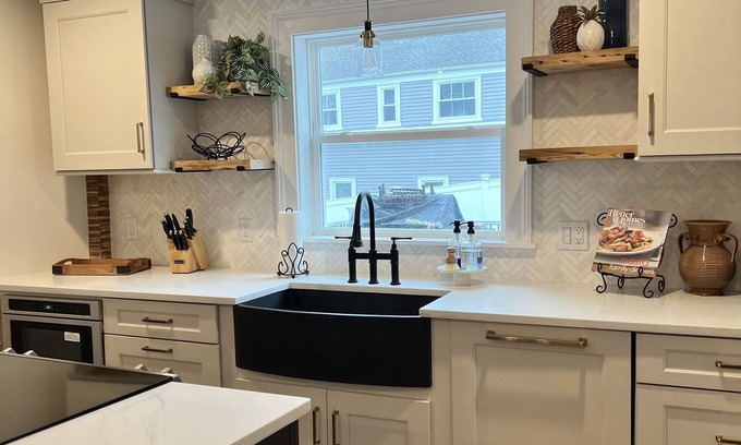 Plymouth Apartamento | Para toda la familia-Downtown Plymouth-Large Yard w / Grill-Off Street Parking & MORE!