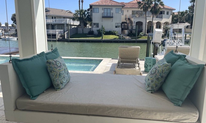 Key Allegro Casa | Just renovated! Premier location - 6 bedrooms, amazing views, wide canal, POOL!