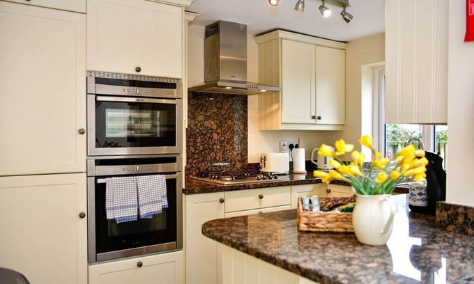 Mumbles Cabaña | Just Stay Wales - Castle Square Cottage