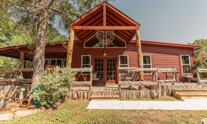 Granbury Cabina | Just Updated! Large Cabin on 4 Acres Near Granbury
