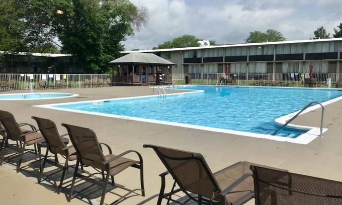 Bethlehem Casa | Just What You Were Looking For! Free Breakfast, Onsite Pool, Free Parking!