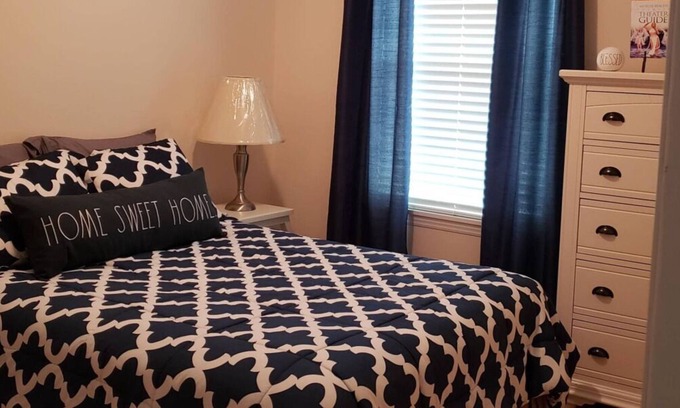 Longs Casa | Just What You Were Looking For! Outdoor Pool Close to Ripley's Aquarium