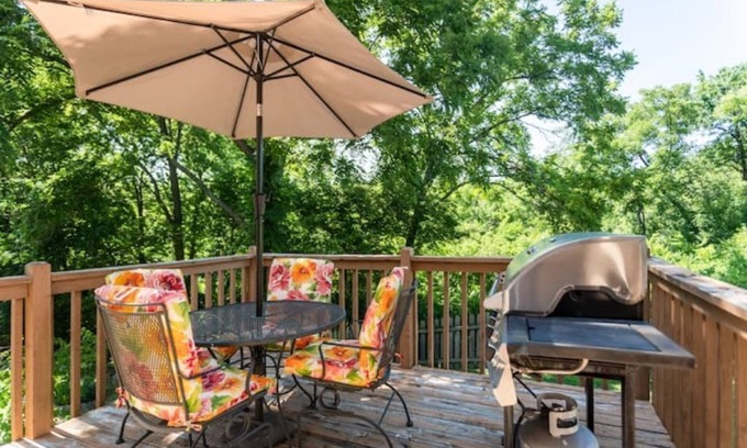 Lenexa Casa | K K Q Beds~3 Bdrm 2.5 Baths~Walking Trails~Park