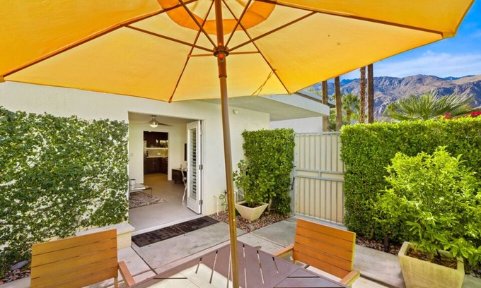 Old Las Palmas Condominio | K1074 -Gorgeous Uptown Palm Springs Condo with Mountain Views!