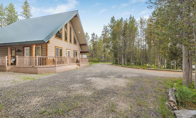 Island Park Casa | KABINO: Hot Tub Dog Friendly Foosball Fire Pit SmartTV WiFi