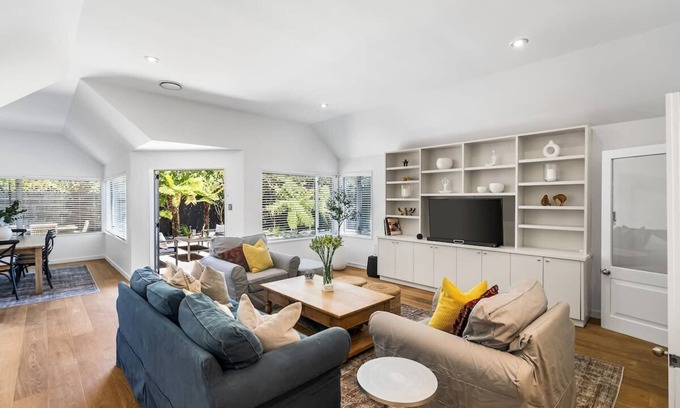 Merivale Casa | Kaleido Nook Enchanting 3BR Magic on Rugby Street