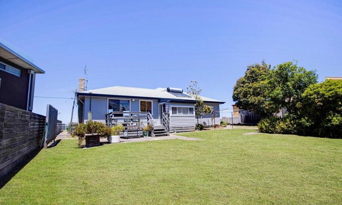 Kalimna Casa | Kalimna Holiday House: Relax and enjoy the magnificent 180-degree water views