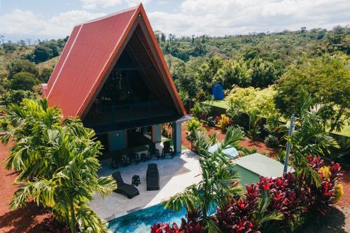 Penas Blancas Chalet De Esquí | Kaluma Arenal Farmstay A-frame Chalet
