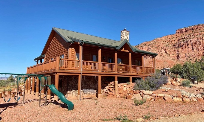 Kanab Casa | Kanab Family Luxury Log Cabin, Private Hot Tub, Stargazing, Pets OK, Near Bryce