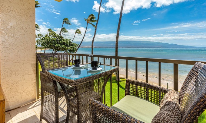 Maalaea Apartamento | Kanai A Nalu Unit 202 - Oceanfront ocean view 2nd floor